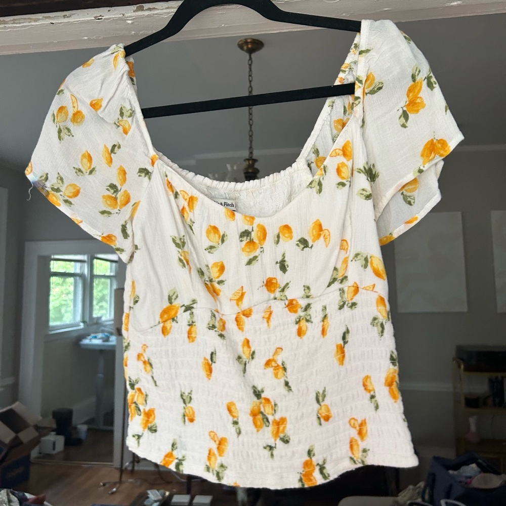Abercrombie lemon top size M